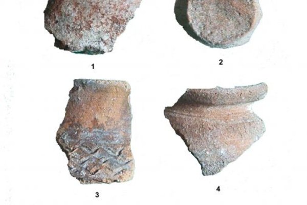 Fragmenty średniowiecznej ceramiki naczyniowej z badań archeologicznych na kopcu w Seceminie.  - Fot. Czesław Hadamik