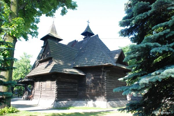 Białogoński Kościół - Dach wielopołaciowy kościoła