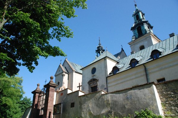 Karczówka - Bryła kościoła i klasztoru od południa