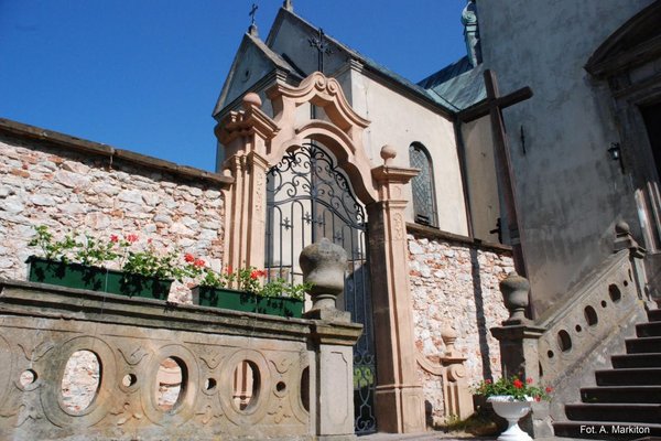 Karczówka - Stylowy taras kamienny prowadzący do kościoła