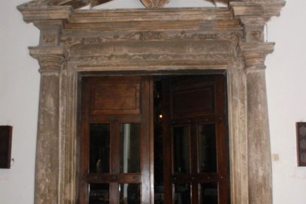 Karczówka - Portal kamienny - wejście z przedsionka do nawy głównej