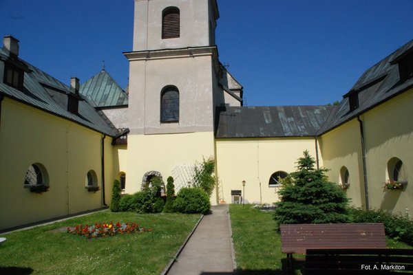 Karczówka - Wirydarz klasztorny otoczony zamkniętymi krużgankami