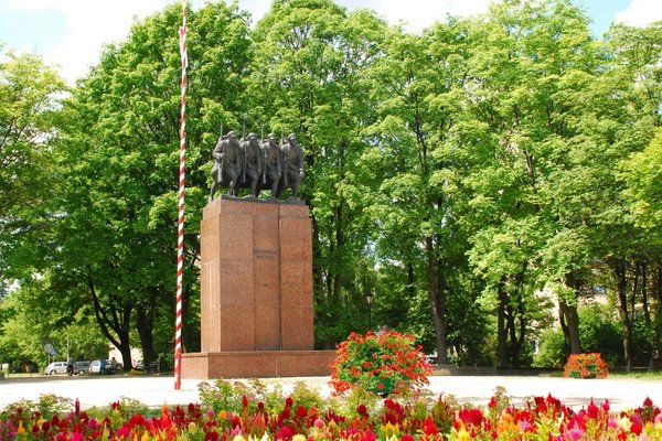 Pomnik  - Plac przed WDK