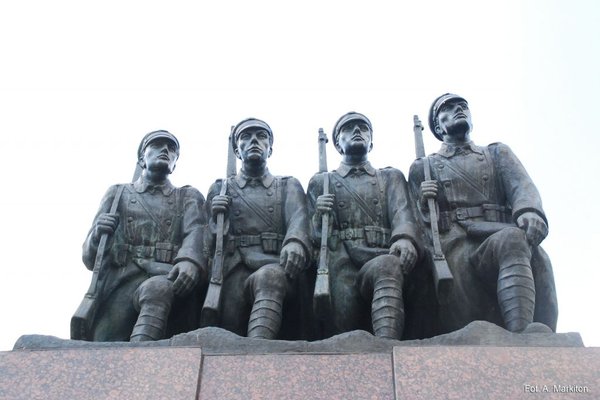 Pomnik  - Żołnierze „kadrówki” przedstawieni na pomniku