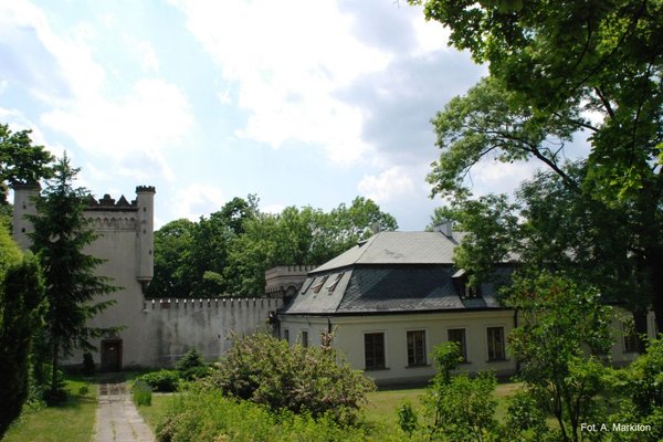 Pałacyk Zielińskiego - Bryła budynku głównego nakryta dachem polskim, z boku oficyna