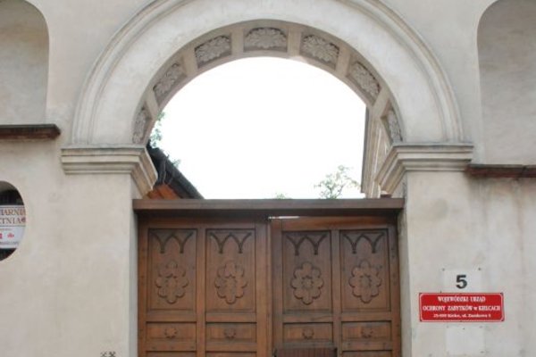 Pałacyk Zielińskiego - Brama z półkolistym łukiem i niszami