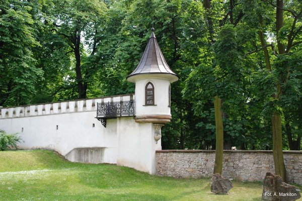 Pałacyk Zielińskiego - Mur z kielecką „Plotkarką”