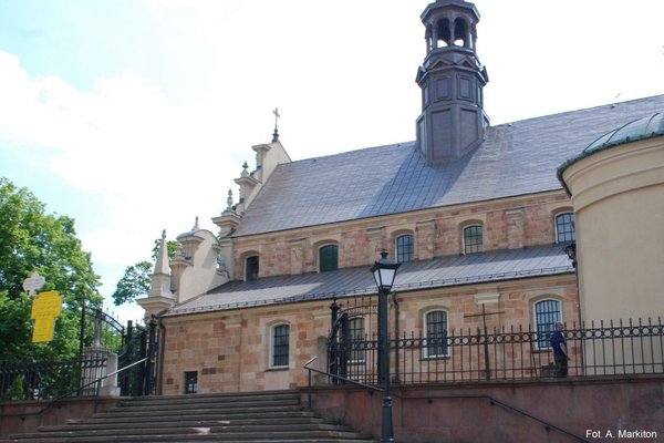 Katedra - Wejście na plac katedralny od strony Pl. NMP