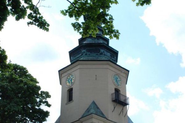 Katedra - Dzwonnica z trzytarczowym zegarem
