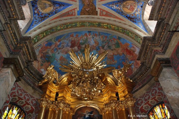 Katedra - Detale barokowe zdobiące ołtarz główny wykonane z pozłacanego drewna