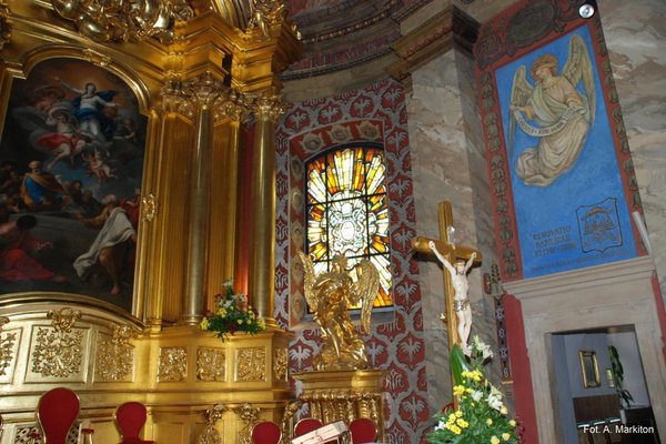 Katedra - Witraż w prezbiterium otoczony orłami piastowskimi