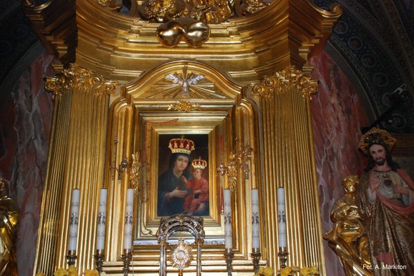 Katedra - XVI-wieczny obraz Matki Boskiej Łaskawej koronowany przez papieża Jana Pawła II 