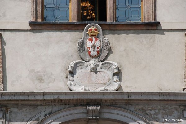 Pałac Biskupi - Herb Korony (Orzeł ze Snopkiem Wazów)