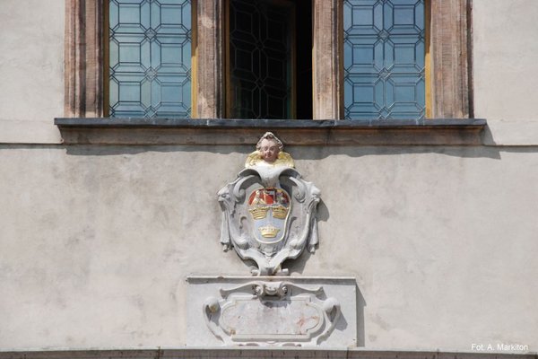Pałac Biskupi - Herb kapituły krakowskiej (Trzy Korony)