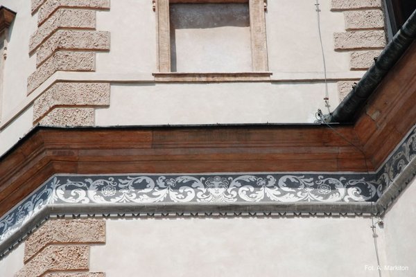 Pałac Biskupi - Fryz sgraffitowy z motywem groteski