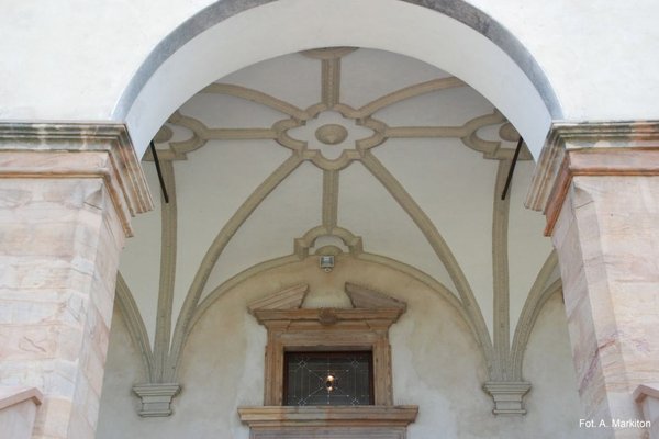 Pałac Biskupi - Dekoracja sztukatorska w sklepieniu loggii