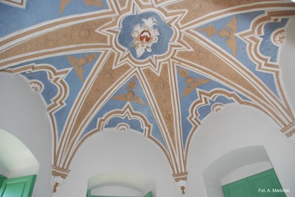 Pałac Biskupi - Dekoracja sztukatorska z herbem biskupa Zadzika