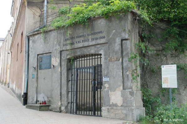 Więzienie - Wejście do Muzeum Pamięci Narodowej