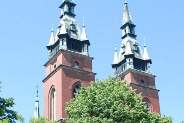 Kościół św. Krzyża - Sylwetka dwóch wież w panoramie Kielc