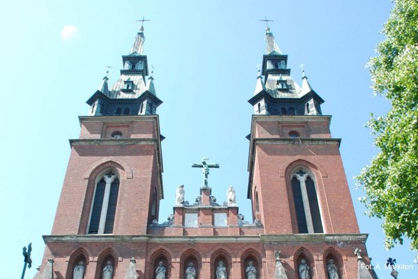 Kościół św. Krzyża - Grupa Ukrzyżowana wieńczy fasadę świątyni