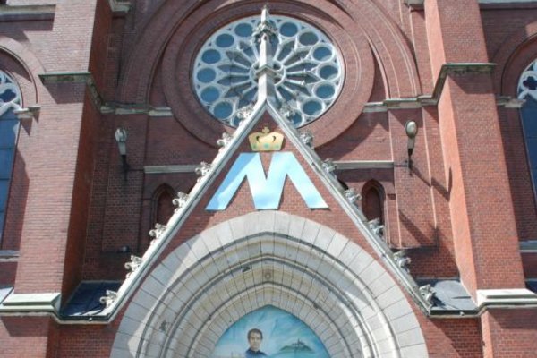 Kościół św. Krzyża - Portal wejściowy zdobiony kwiatonem i żabkami, a nad nim rozeta