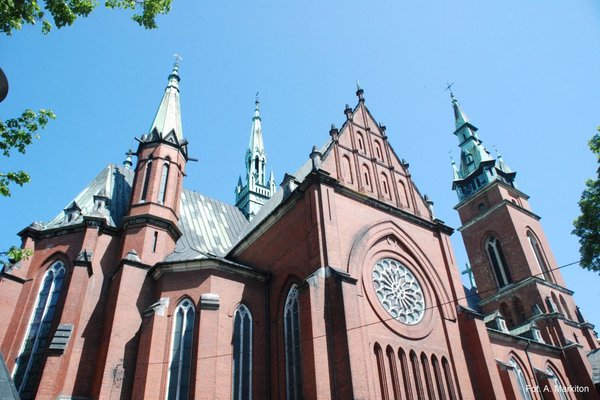 Kościół św. Krzyża - Trójkątny szczyt z kwiatonem i żabkami wieńczący transept