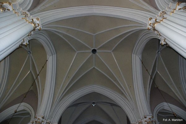 Kościół św. Krzyża - Sklepienie gwiaździsto – żebrowe przykrywające nawę główną