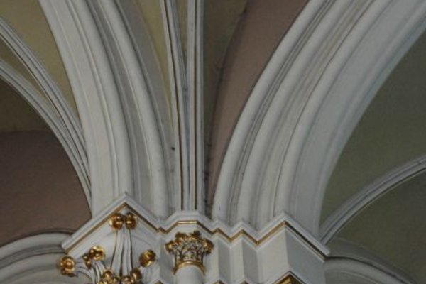 Kościół św. Krzyża - Głowica filaru zdobiona motywem roślinnym