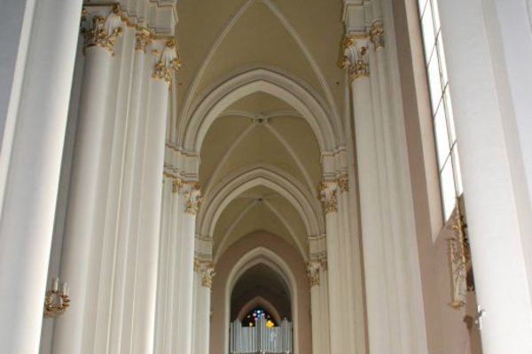 Kościół św. Krzyża - Nawa boczna przykryta sklepieniem krzyżowo – żebrowym