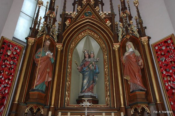 Kościół św. Krzyża - Neogotyckie kwiatony i żabki zdobiące ołtarz w nawie bocznej