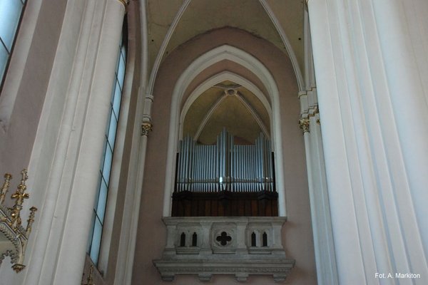 Kościół św. Krzyża - Organy w nawie bocznej