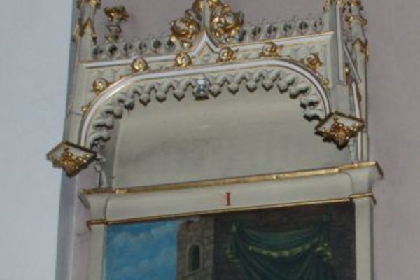 Kościół św. Krzyża - Obraz drogi krzyżowej zdobiony elementami neogotyckimi