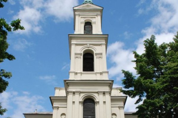 Kościół św. Wojciecha - Czterokondygnacyjna wieża dobudowana do południowej ściany transeptu