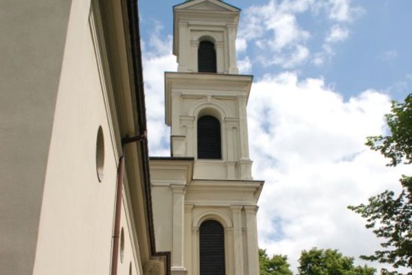 Kościół św. Wojciecha - Gzymsy pośrednie dzielące kondygnacje wieży