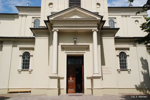 Kościół św. Wojciecha - Portyk wejściowy wsparty na rzymsko – jońskich kolumnach