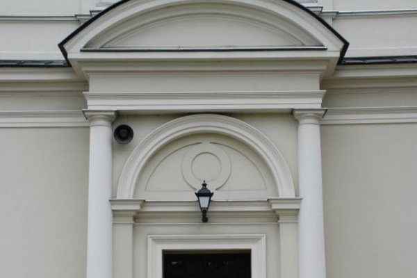Kościół św. Wojciecha - Portal wejściowy zamknięty półkolistym tympanonem 