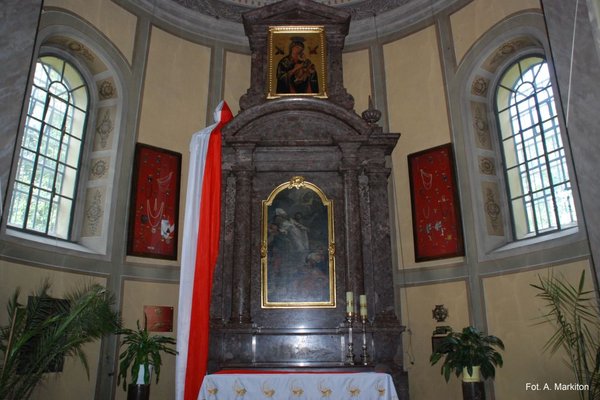 Kościół św. Wojciecha - Marmurowy ołtarz w absydzie