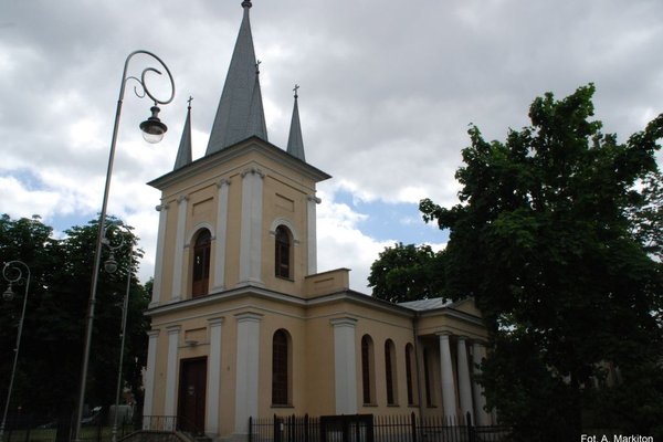 Kościół ewangelicki  - Pilastry zdobiące naroża budynku