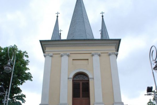Kościół ewangelicki  - Fasada jednonawowego kościoła z dwukondygnacyjną wieżą