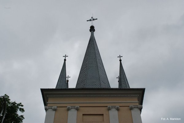 Kościół ewangelicki  - Ostrosłupowy dach zwieńczający wieżę