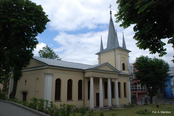 Kościół ewangelicki  - Elewacja boczna z portykiem