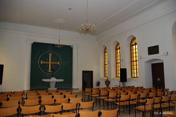 Kościół ewangelicki  - Okna zamknięte półkoliście doświetlające nawę kościoła