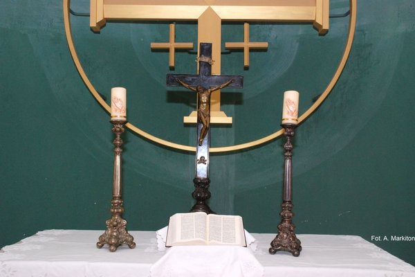 Kościół ewangelicki  - Krucyfiks i lichtarze pozostałość XIX –wiecznego wyposażenia