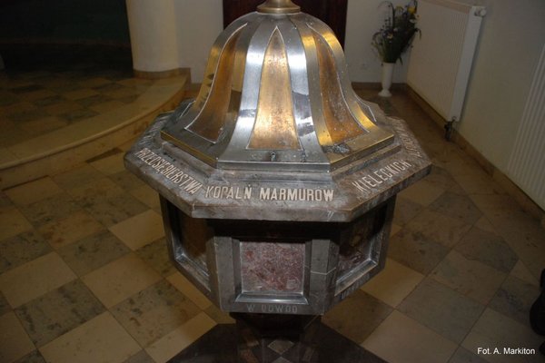 Kościół ewangelicki  - Inskrypcja chrzcielnicy „… Kopalń Marmurów Kieleckich”