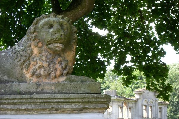 Pałac rodziny Karskich we Włostowie - Rzeźba lwa przy bramie wjazdowej. Fot. Edyta Ruszkowska