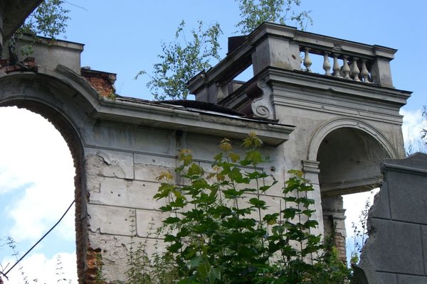 Pałac rodziny Karskich we Włostowie - Tutaj powstały fragmenty „Popiołów” S. Żeromskiego Fot. Edyta Ruszkowska