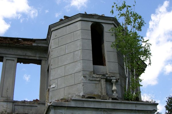 Pałac rodziny Karskich we Włostowie - Ze wspaniałej rezydencji ocalały części narożne budowli. Fot. E.Ruszkowska
