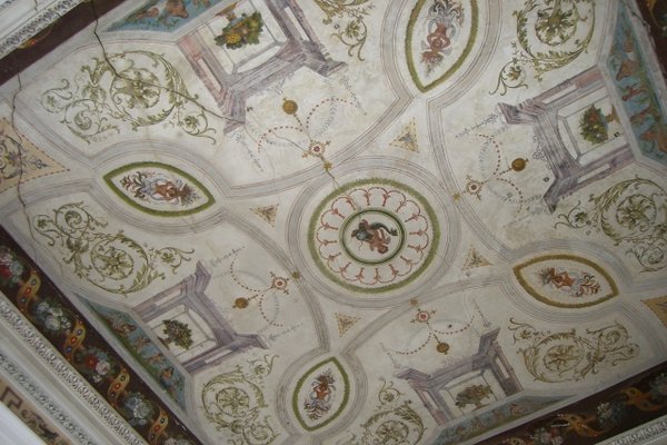 Pałac Wielopolskich w Chrobrzu - Pięknie zdobiony sufit w jednym z pomieszczeń pałacu. Fot. Edyta Ruszkowska