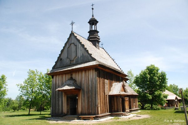 Kościół z Rogowa - Drewniany, orientowany, jednonawowy, barokowy kościół 