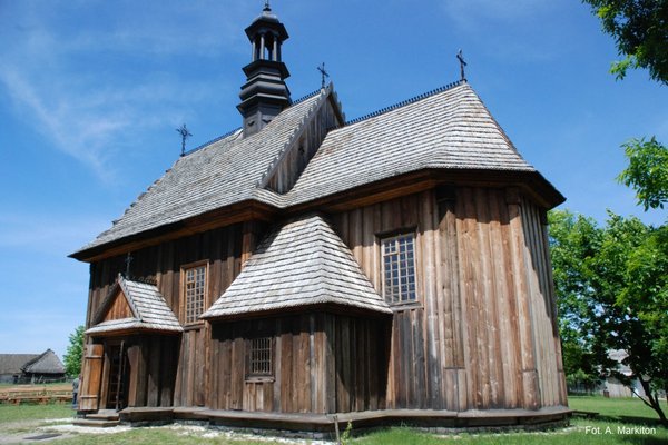Kościół z Rogowa - Prostokątną nawę zamyka węższe trójboczne prezbiterium; wieńcowe ściany są szalowane deskami